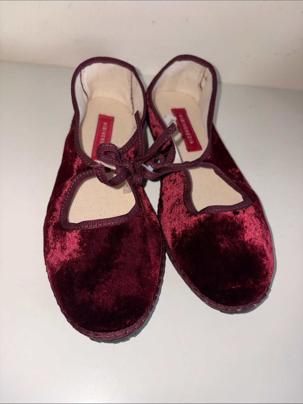 New Vibi Venezia Burgundy Velvet Ballet Flats with Bow  37 Europe 6.5 us
